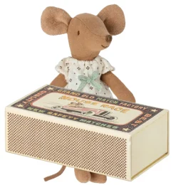 Maileg Big Sister Maus in Streichholzschachtel / Kollektion 2023- Puppenhaus Und Mäusehaus|Maileg Big Sister Mäuse, Kleidung Und Zubehör